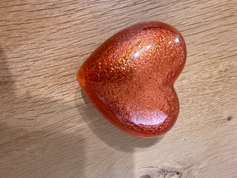 koester resin ronde hart urn in vele kleuren