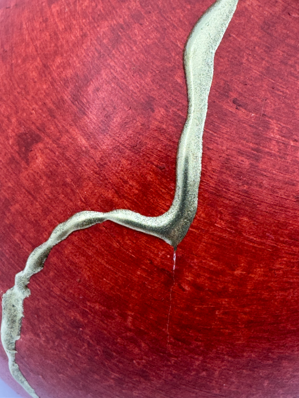 rode bol urn kintsugi art